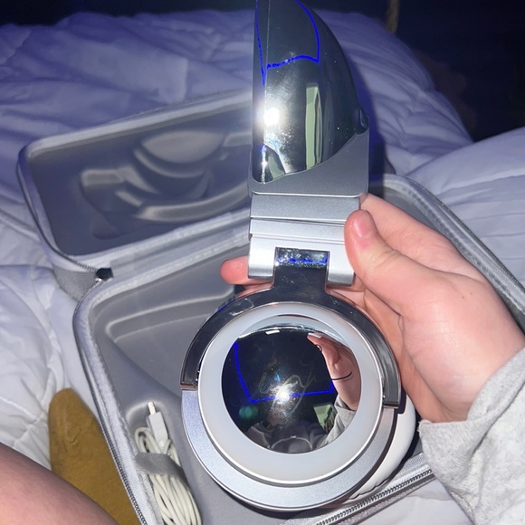 Ariana grande brooks time limited edition wireless headphones - Picture 5 of 6